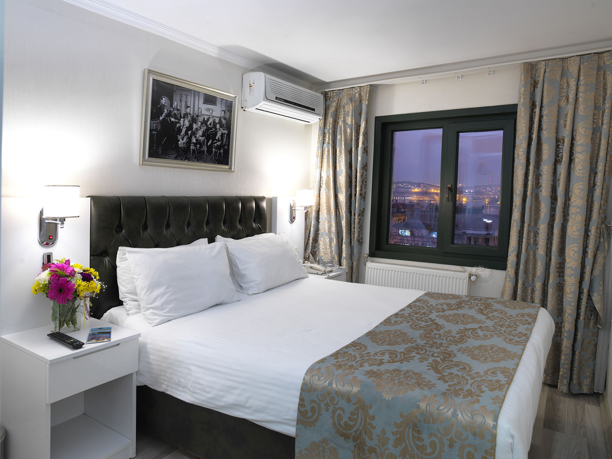 Monarch Hotel Истанбул Екстериор снимка